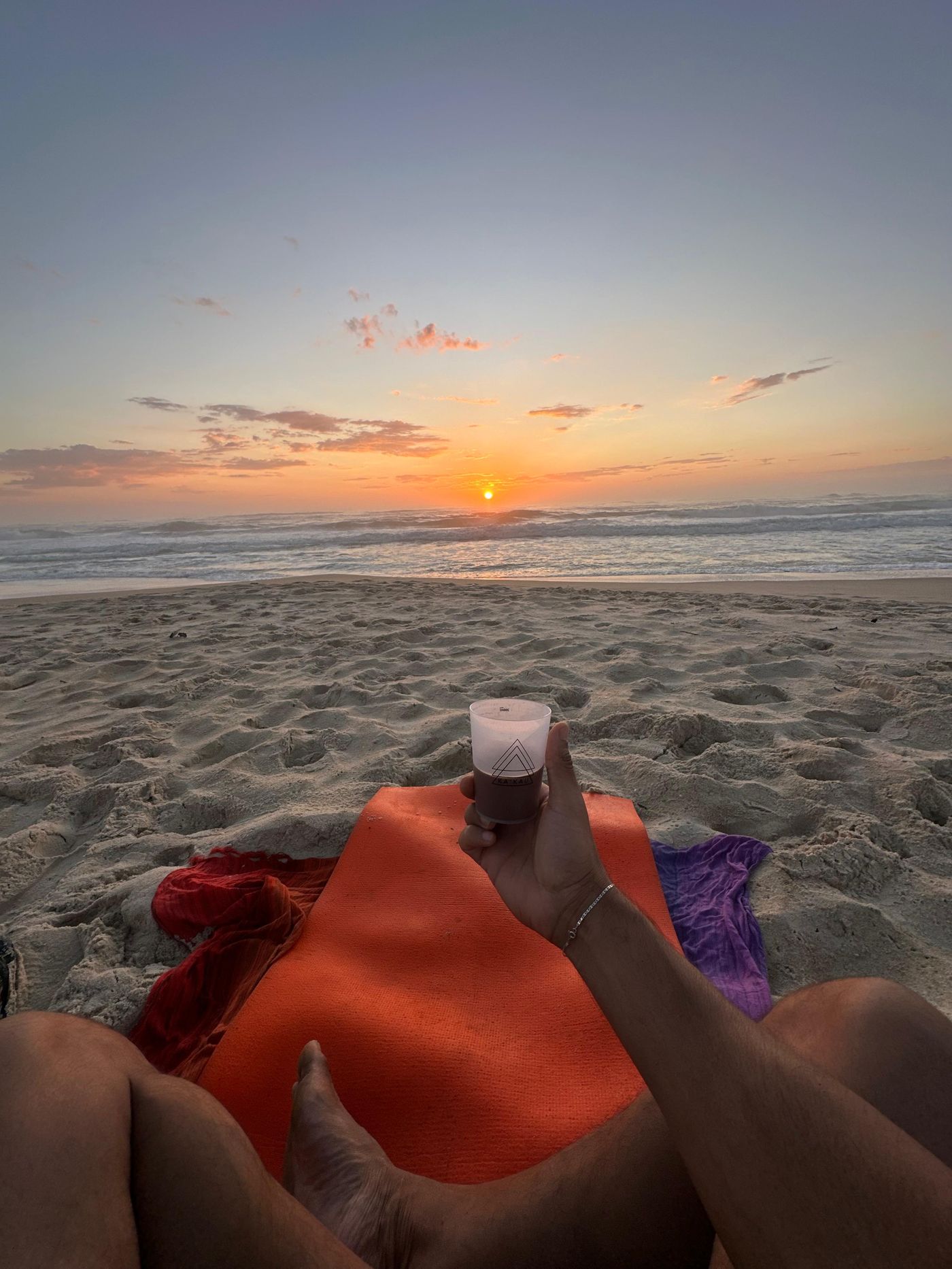 Xícara de cacau ao amanhecer na praia