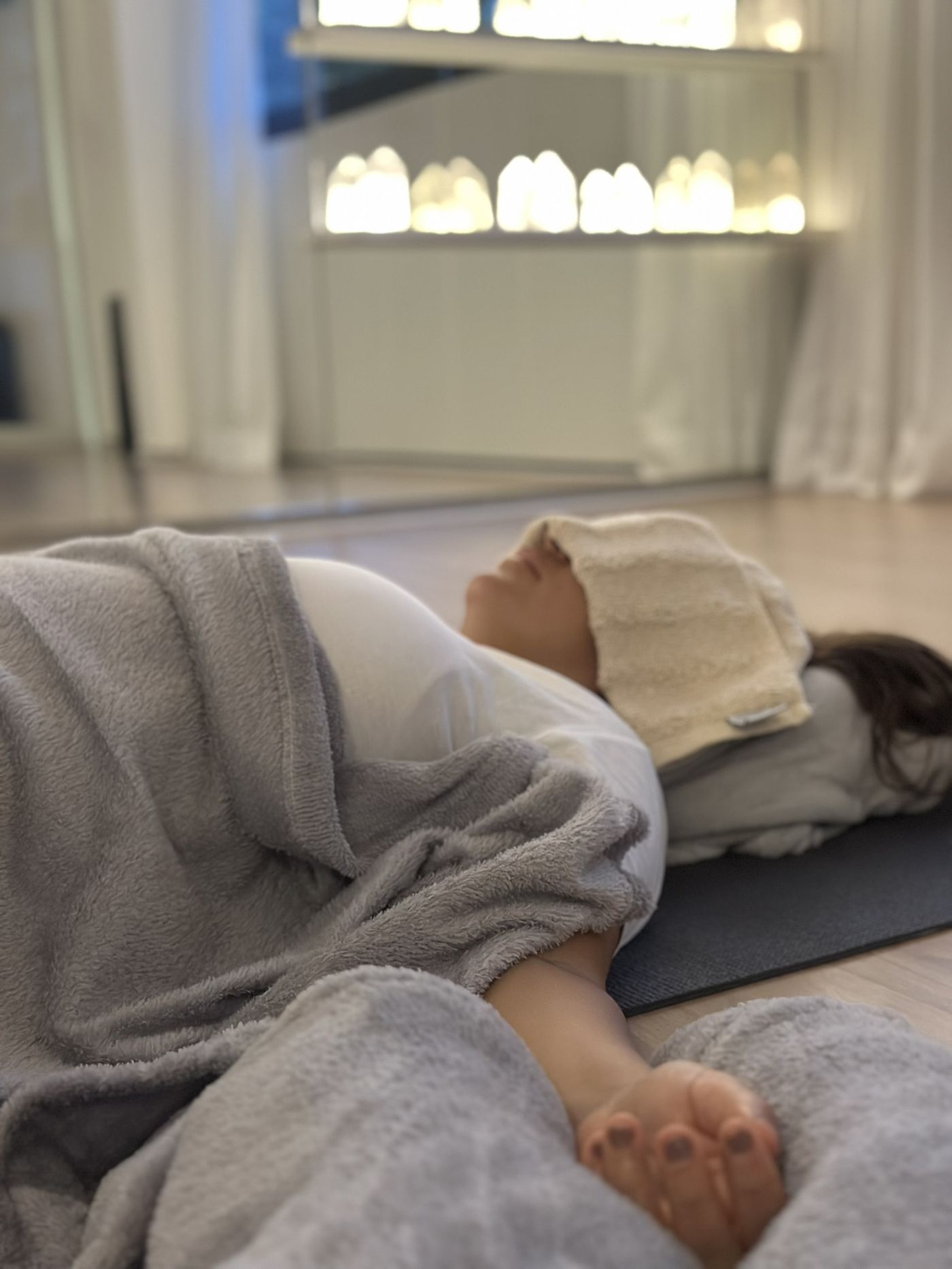 Yoga restaurativa com apoios e mantas